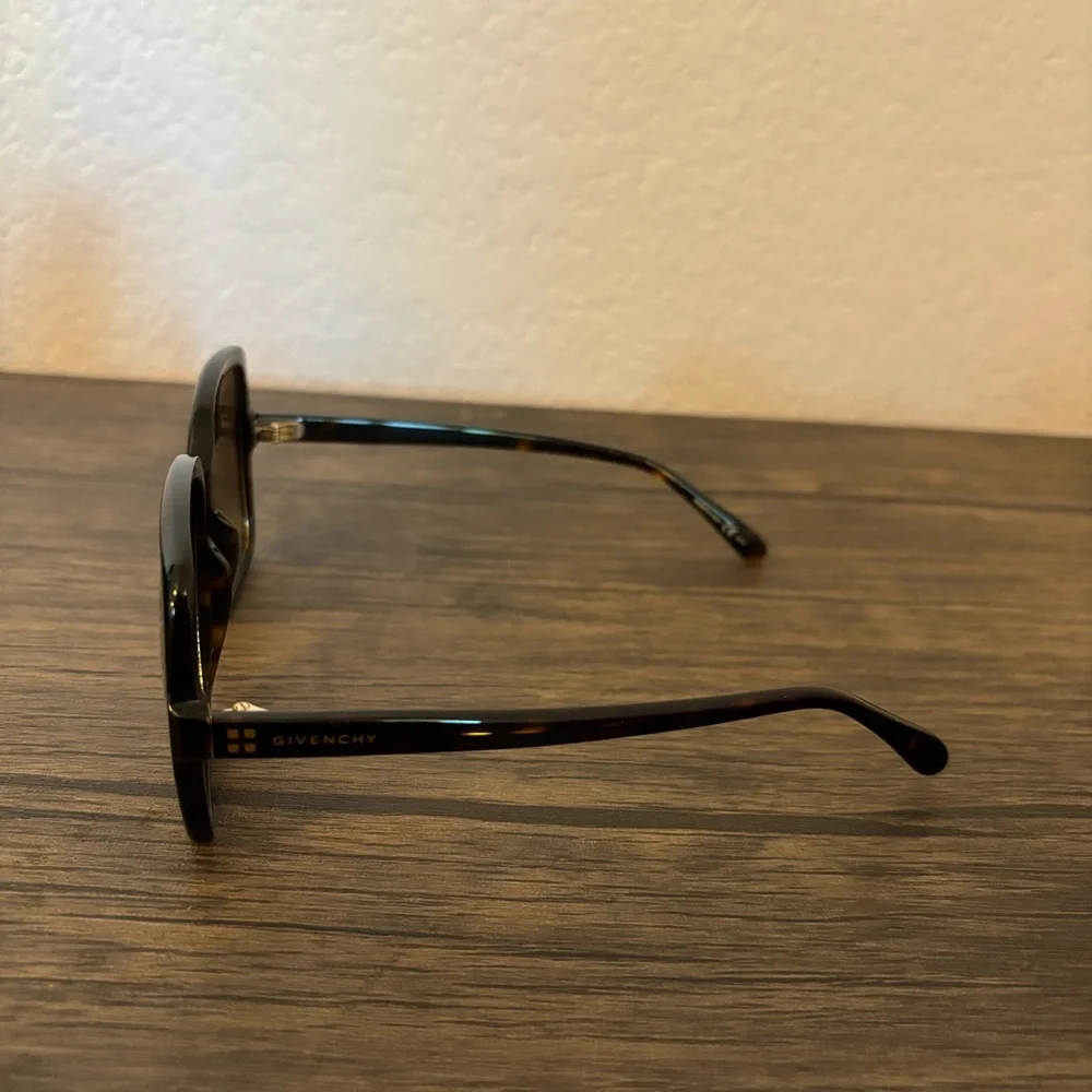 Givenchy sunglasses - Picture 7 of 10